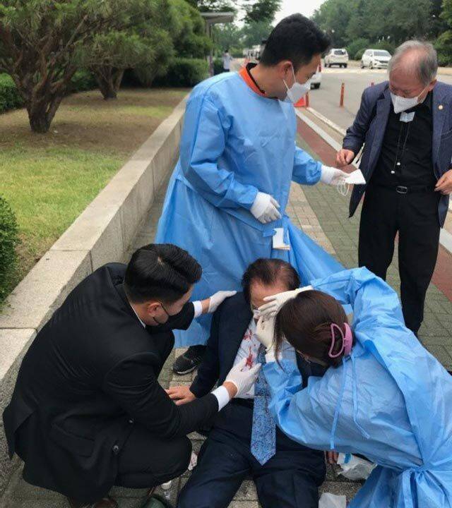 지난달 8일 국회 계단에서 굴러 크게 다친 노인을 치료하는 이도희 상사 (낮은 자세로 노인을 돌보는 검은 양복 입은 사람)