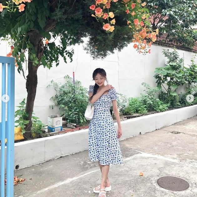 Girl group Lovelyz Ryu Su-jeong told her fresh routine.Ryu Su-jeong posted a picture with a heart emoji on her Instagram on Saturday.Inside the picture is a picture of Ryu Su-jeong standing under a tree wearing a floral dress.It also showed a youthful charm through a lovely photo taken with Yoo Ji-ae.Meanwhile, 2014On November 12, he debuted to the music industry with the title song Candy Jelly Love, the first regular album Girls Innovation.Photo: Ryu Su-jeong SNS
