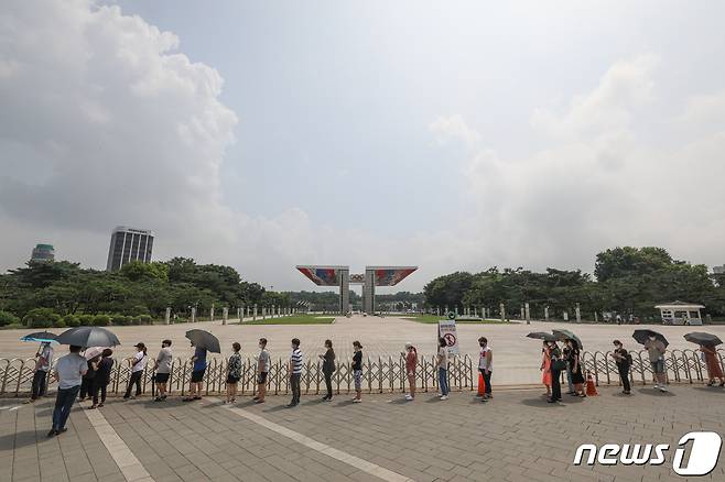 8일 서울 송파구 올림픽공원 임시선별진료소에서 시민들이 길게 줄을 섰다. 2021.7.8/뉴스1 © News1 성동훈 기자