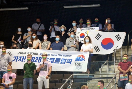 리투아니아와의 경기에서 한국대표팀을 응원하고 있는 응원단의 표정이 어둡기만 하다. [한국농구협회 제공]