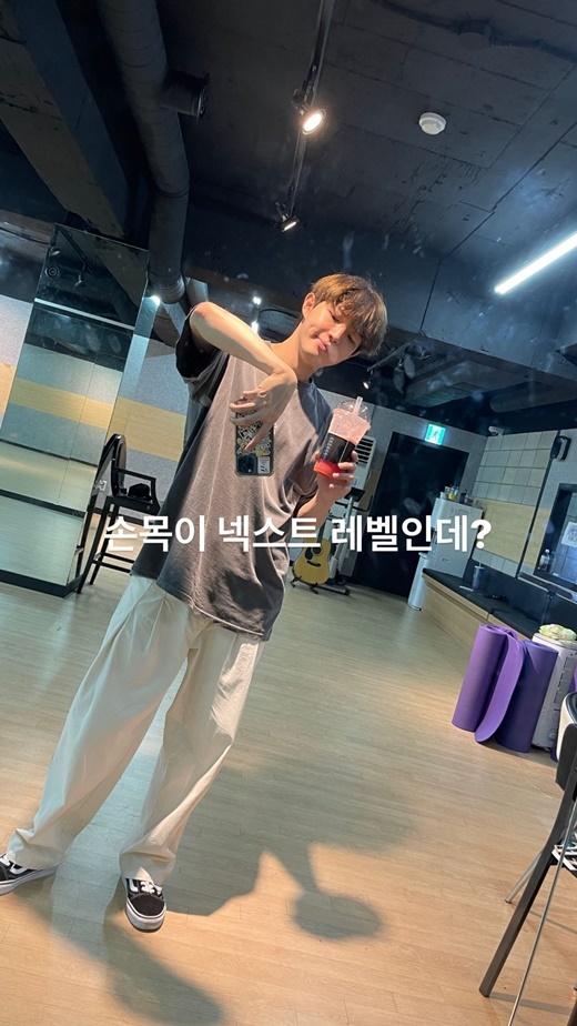 Singer Kim Jae-hwan showed off his so-called boyfriend look.Kim Jae-hwan released a picture on the 8th through the Instagram   story.The picture says, Wrist brace is a next level?Kim Jae-hwan, who is taking a mirror self-portrait in the practice room, reminds me of the group Espas Next Level choreography and makes me laugh.Kim Jae-hwans neat daily look also attracts attention. He often shows natural fashion, and he snipers fan-strikes in a minimalist yet sophisticated style.He is wearing a dark gray T-shirt and white wide pants, along with neat sneakers to complete his warm styling.Meanwhile, Kim Jae-hwan will hold a concert for three days from the 30th to the 1st of August.