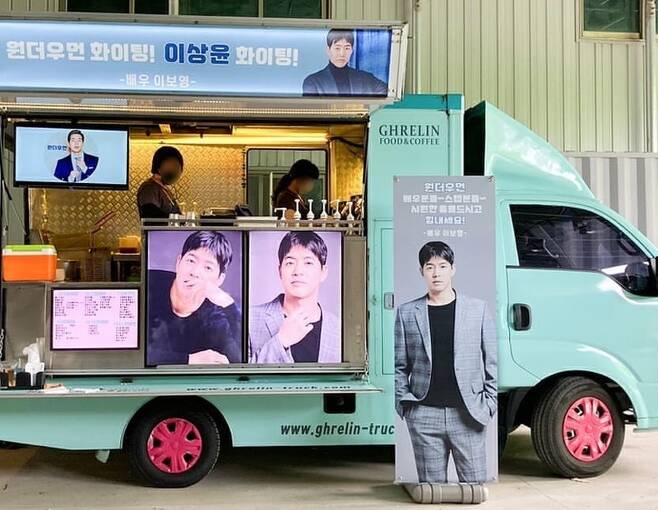 I only heard Umji, but hes handsome.Actor Lee Sang-yoon has certified Coffee or Tea sent by Lee Bo-young.Lee Sang-yoon agency Jay Wide Company said on July 8th in the official Instagram, Umji Chuck Celebratory photo in the warm cheer of Lee Bo-young Actor who arrived at One the WomanLee Sang-yoon Actor and posted two photos.Lee Sang-yoon in the photo beams in front of Coffee or Tea, who has thrilled fans with his handsome look and warm smile.Jaywide Company cheered Lee Sang-yoon, adding: One the Woman Fighting!The netizens who saw this responded such as You are also a good sister, I am expecting, Boyoung Actor who is beautiful in heart.Lee Sang-yoon made his debut in the 2007 film Color Immediate Construction Season 2 and appeared in the drama Air City, My Daughter Seo Young Lee, The Second Twenty Years Old and VIP.Lee Sang-yoon is meeting with the public in various fields such as entertainment, CF, and play as well as acting activities.Lee Sang-yoon stars in the SBS drama One the Woman, which is scheduled to air in 2021.