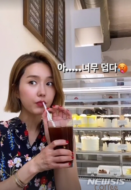 On the 8th, Lee Jin posted a picture with his article Oh...its too hot through his Instagram story.Lee Jin in the public photo is drinking coffee comfortably in the cafe.Wearing a flower pattern dress, Lee Jin caught the eye with her innocent look.Lee Jin, who shared a happy routine with delicious desserts, was pleased with the fans.Meanwhile, Lee Jin is currently living in United States of America New York after marriage in 2016.He was loved by many in 2019 when he appeared with members of Fin.K.L on JTBCs CamFin.K.Lup.