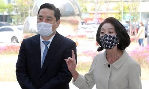 강용석 변호사(왼쪽)와 배우 김부선씨. 연합뉴스