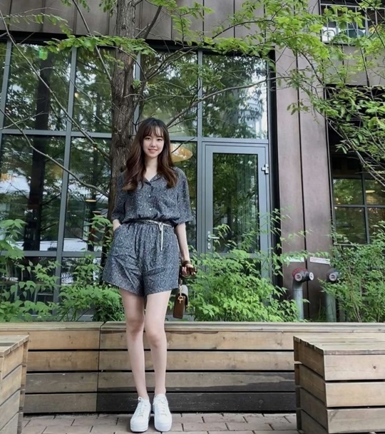 On the 8th, Jin Se-yeon posted several photos on his instagram without any comment.In the open photo, Jin Se-yeon is staring at the camera with a long straight hair and a pure beauty.Jin Se-yeon caught the eye at the perfect rate, sporting a small face and an endless glamour.The netizens who saw it said, The pretty flowers are blooming, How did Goddess come down to the ground?, I missed you so much.Goddess itself and praised Jin Se-yeons visuals.Jin Se-yeon performed on KBS2 Drama Bone Again which was broadcast last year.Photo L Jin Se-yeon SNS