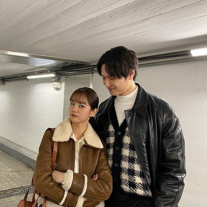 Hyeri said to his Instagram on the 7th, I love you, my brother, Go Kyung-pyo. Thank you for playing a very important role.Today, I posted a picture with the article Kangdong.In the public photos, there was a picture of Go Kyung-pyo and a certified shot in the drama starring Hyeri as a cameo.The two actors who played together in the TVN drama Reply 1988 attract attention to the two people who give chemistry that still lasts five years after the airing.Go Kyung-pyo also got a hot response from the netizens by leaving a welcome article in Hyeris article Oh Ho?? Hyeri ~ Should we see soon? On the other hand, Hyeri is appearing in the TVN drama The Falling Living.Photo: Hyeri Instagram