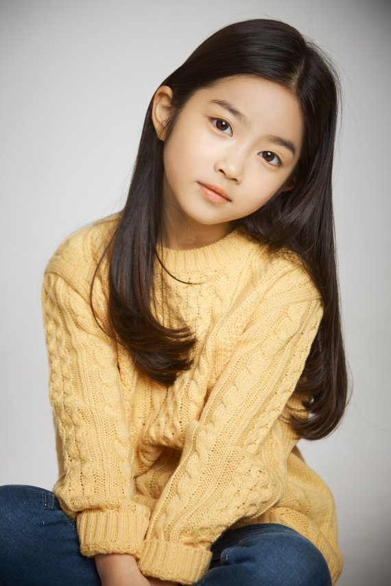 Child Actor Im Soo-jung was cast in Spicy Doctor Life 2 through Actor and Learning Kids Center.He breathed in the drama with Yoo Yeon-seok and Shin Hyun-bin, and gave a deep echo to the A house theater.Im Soo-jung appeared as a girl, Chae Eun (Im Soo-jung), who had undergone liver transplant surgery in the first episode of TVN drama Sweety Doctor Life 2 broadcast on the 17th, and touched the hearts of Ahn Jung-won and Shin Hyun-bin and gave impact to viewers.Looking out of the window with an expressionless look, Chae Eun did not respond to the greetings of Ahn Jung-won, and did not respond to her mothers statement that the teacher came.Then, while Ahn and his mother checked their health status, Chae Eun looked up at the stables and surprised everyone by asking, How old can I live?He said, My mother asks you every day, how much can Chae Eun live with a new liver?The stableman was embarrassed for a moment, but he came close to Chae-eun, holding his mind. I dont know, but Ill probably live longer than you.Do you understand? Chae said, and nodded his head as if he were small and relieved, making the atmosphere warm.Meanwhile, Im Soo-jung is building up a filmography of the next song, appearing on TVN Spicy Doctor Life 2, the drama JTBC Flying Butterfly, the movie SO LONG SEE TOMORROW, South of Eden, and The Way to Home.Im Soo-jung, who is well received for his intense visuals and stable acting that can not be taken away from him.He is just stepping up as an Actor, and it seems that there is not a long chance to announce the Actor Im Soo-jung.