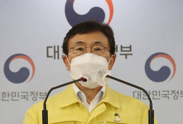 권덕철 중앙재난안전대책본부 1차장(보건복지부 장관)이 9일 오전 서울 종로구 정부서울청사에서 코로나19 재확산에 따른 사회적 거리두기 4단계 적용에 대한 브리핑을 하고 있다. 뉴시스