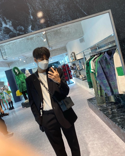 Actor Lee Min-ho has reported on the latest.Lee Min-ho posted two photos on his Instagram on the 9th without any special articles.The photo released shows Lee Min-ho taking a mirror selfie in a pop-up store of a luxury brand, covering his face with a mask, but his sculptural appearance is uncoverable.The simple-sophisticated Lee Min-hos fashion also catches the eye: Lee Min-ho wore a white T-shirt and fitted black suits.Alongside this, a cute palm-sized luxury crossback is cut out to the side, with aura spewing out from the look of Lee Min-ho in sensual black and white styling.Meanwhile, Lee Min-ho stars in Apple TV Plus Drama Pachinko.