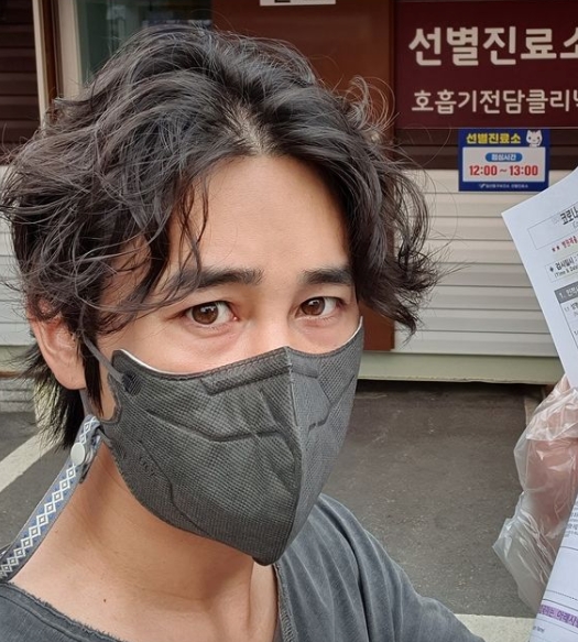 Actor Jung Tae-woo received the COVID-19 Inspection.Jung Tae-woo said on his personal instagram on the 9th, The COVID-19 diagnosis inspection before shooting.Confirmed person is suddenly increasing these days, so it is saturated with people who came to the screening clinic to get a diagnosis inspection. He added, Thank you to the medical staff who are wearing protective clothing and working hard, COVID-19, and go away. He also expressed his gratitude to the medical staff who suffered from the heat.Jung Tae-woo, who is in the photo, is looking for a screening clinic for COVID-19 Inspection.Meanwhile, Jung Tae-woo married Stewardess wife in 2009 and has two sons.Jung Tae-woo SNS