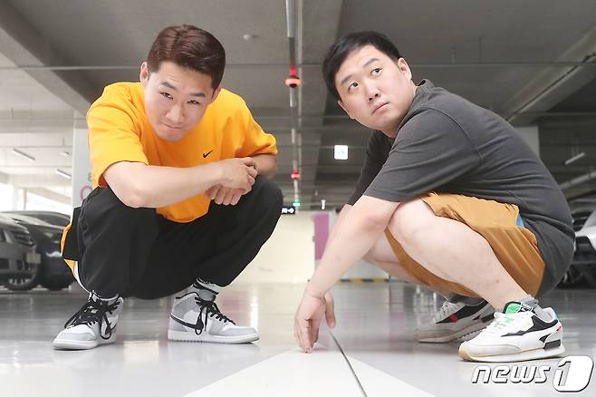 개그맨 신규진, 최우선이 5일 뉴스1과의 인터뷰에 앞서 포즈를 취하고 있다. 2021.7.5/뉴스1 © News1 민경석 기자