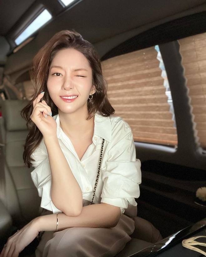 Actor Park Min-young has told us about the pretty recent situation.On the 10th, Park Min-young posted two photos on his Instagram with hand-shaking emoticon.In the photo, Park Min-young showed off her beautiful beauty with a variety of facial expressions in the car; naturally passing her coveted long hair, he completed her sophisticated fashion with shirts and pants.Park Min-young, who stared at the camera and stretched out his hand, attracted attention with his big eyes and beautiful smile. He also showed off his loveliness with his poor wink.Fans praised him for comments such as I fall in and out and I am so beautiful.Meanwhile, Park Min-young will appear on JTBCs new Drama, People in the Meteorological Administration: A Cruelty to Love in-house, scheduled to air in the first half of next year.