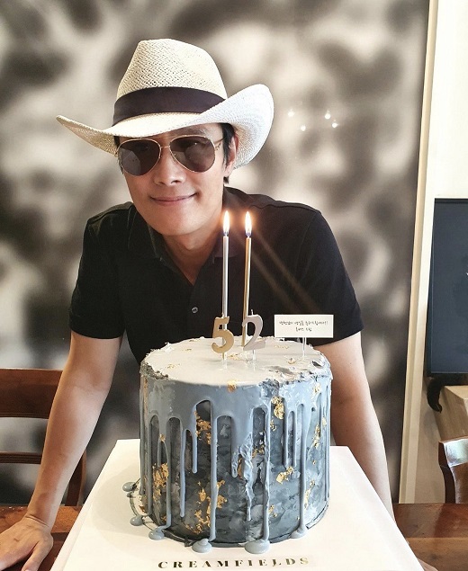 Actor Lee Byung-hun celebrated his 52nd birthday.Lee Byung-hun posted two photos on the 11th, saying, Find the wrong picture through Instagram  .Lee Byung-hun, in the photo, smiled at the camera with the cake in front of him. His appearance admires him while he does not feel old.The netizens who encountered the post commented, Happy Birthday, Happy Birthday, Happy 25 years old.On the other hand, Lee Byung-hun married actor Lee Min-jung in 2013 and has a son Junhuo.