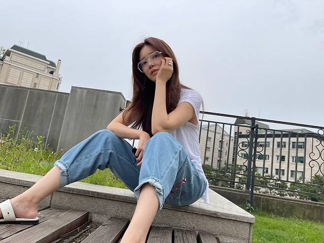 I dont believe it.Actor Si-a Jin showed off her beauty by digesting unique fashion items.On July 11, Si-a Jeong posted a picture on his personal Instagram with a cloud emoticon.Si-a Jin in the photo poses as much as the house Camille Monet and a Child in the Artists Ga, revealing the beauty of the weather.Jeans and white T-shirts are a basic fashion, with a unique design of transparent glasses, rings, and roll-ups of pants.The netizens responded that they are like college students and the most beautiful woman in the world.Meanwhile, Si-a Jing married Actor Do-bin Baek, known as Baek Yoon-siks son, in 2009, and gave birth to son Jun-woo and daughter Seo-woo.Do-bin Baek, Si-a Jing couple released their family routine and two children through SBS entertainment Oh My Baby.Si-a Jin has recently performed MBC drama Oh! as well as entertainment such as SBS FiL, MTV Asurajang, Channel A Family Golden Class these daysMaster special appearances and continues to be active in various fields.