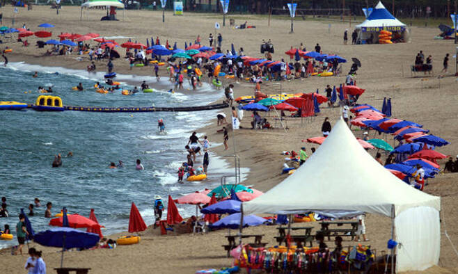 11일 강원 양양 낙산해수욕장을 찾은 피서객들이 더위를 식히고 있다. 연합뉴스