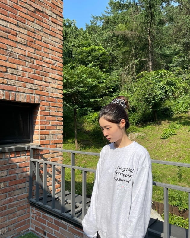 Singer and actor Jung Chae-yeon showed off his neat charm.Jung Chae-yeon posted several photos on his Instagram on Wednesday, showing Jung Chae-yeon resting in a beautiful place with trees and grass.Wearing a light grey man-to-man, she tied her hair in a giblet band; the lightly-made Jung Chae-yeon looks a natural and modest charm.Jung Chae-yeon from Group DIA and Io Ai was cast in KBS 2TV new drama Wind Motion.Wind Mo is a secret court romance drama that takes place when a child who was born as twins and abandoned only because she was a girl is a tax collector through the death of Orabi Seson.