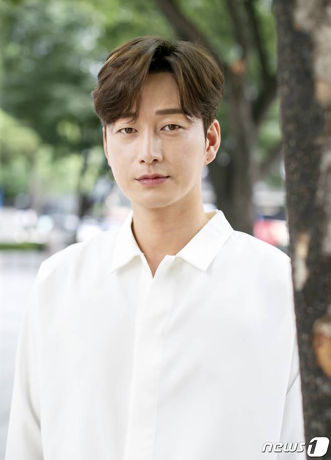 최근 종영한 tvN 토·일 드라마 '마인'에서 열연을 펼친 배우 이현욱이 서울 종로구 뉴스1본사에서 열린 인터뷰에 앞서 포즈를 취하고 있다. /뉴스1 © News1 김진환 기자