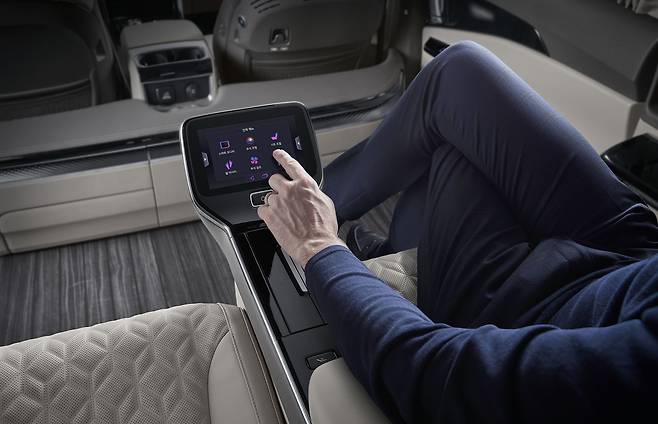 기아 카니발 하이리무진 4인승 모델./기아