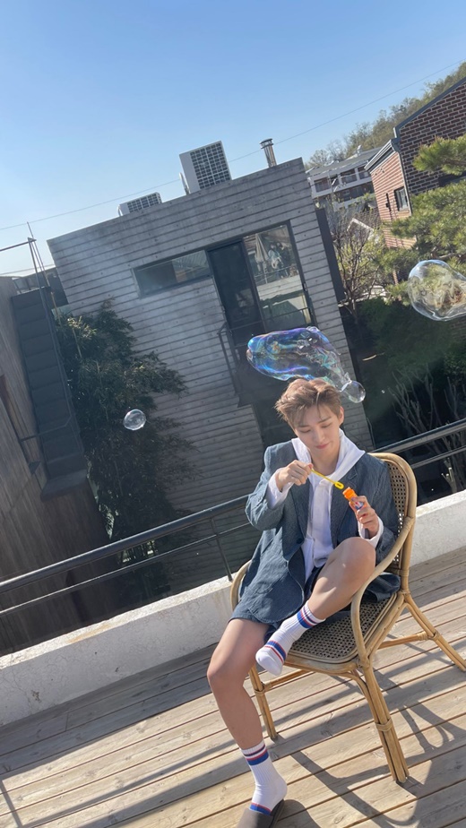 Singer Yoon Ji-sung showed off his Boy beauty.On the 12th, Yoon Ji-sung posted a picture without any special comments through his Instagram story.In the open photo, Yoon Ji-sung sits in a chair outdoors and plays soap bubbles. The styling of the concept full of refreshingness is also noticeable.The brightly dyed-haired Yoon Ji-sung wore a set-up jacket to short shorts.In addition, Jacket matched the white hood house to create a cute and casual atmosphere.Yoon Ji-sung shot a fan with a cute look like a big dog, contrary to a physical that seemed to be full of masculine beauty.Meanwhile, Yoon Ji-sung released his second mini album Temperature of Love in April.