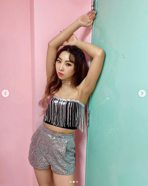 Singer Minzy showed off her stunningly pretty beautiful look.Minzy posted a picture of her recent I wanta love you so si, Te Amo on her instagram on the 13th.In the photo, Minzy caught her eye with her beautiful look, which was so beautiful that she could not see it. 2NE1 At that time, her youngest appearance disappeared and she showed a mature appearance.Minzy made her comeback on the first day at 12 p.m. with her third single, TEAMO (Tiamo); a Latin hip-hop genre song that is cool enough for the summer.