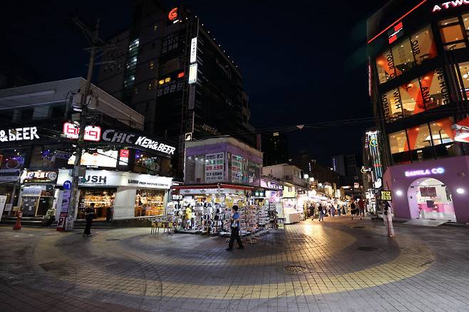 오후 6시 이후 2명까지만 사적으로 만날 수 있는 사회적 거리두기 4단계가 시행된 12일 오후 서울 마포구 홍대거리가 한산하다. (사진=연합뉴스)
