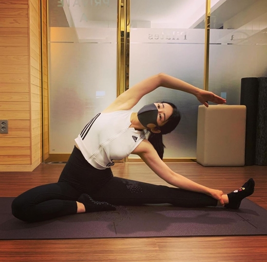 Broadcaster Sayuri has delivered the secret to healthOn the 13th, Sayuri uploaded a post on his personal Instagram saying, It is necessary to have a physical strength to carry a 10kg son. Thanks to the Pilates who are pregnant, I am always in good shape.The photo, which was released together, showed Sayuri using a jjimball or stretching on a mat; he wears a simple sportswear and shows off his flexible posture.Sayuri gave birth to son Zen in November last year after donating sperm; she is currently appearing on KBS 2TVs parenting entertainment program Superman Returns.
