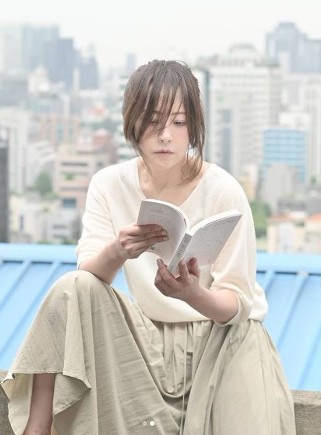 Actor Seo Jin-Hee has been talking about the current situation like a picture.Seo Jin-Hee released two photos on July 13 on his personal Instagram, saying, In Ewha-dong.The photo shows Seo Jeong-Hee reading a book at the buildings Rooftop, with a comfortable yet sophisticated fashion sense.In another photo, he is still engaged in reading with a serious expression. The lovely atmosphere still attracts attention.Seo Jin-Hee said, I want to touch the sunshine I want to touch Sky.Bright blue, clear, breathing, leisure, gratitude and rising thoughts simple everyday simple beauty. It may not be devoted to me in 10 years.It is the first raining Feelings that have been on dry land for a long time. After that, the clear Sky showed me the Feelings. No one knew it would rain, but the ground was watering Feelings.My heart is exceptionally moist today, I am exceptionally grateful, he added.Meanwhile, Seo Jeong-Hee, 59 this year, debuted in 1980 as a confectionery advertising model; she has one male and one female.