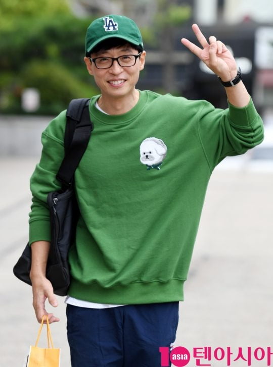 If you look at Lee Juck of the broadcaster Yoo Jae-Suk, this is a phrase.Nestling in his new agency, he joined hands with singer You Hee-yeol following close broadcasters Shin Dong-yup and Song Eun-yi.Yoo Jae-Suk, who has been building trust for a long time, has been making a consensus.National MC Yoo Jae-Suk has joined hands with Antenna, who is headed by singer You Hee-yeol.Antenna said on Friday that she had signed an exclusive contract with Yoo Jae-Suk.I will give full support to the new Top Model in the free and pleasant atmosphere of Antenna, he said.Yoo Jae-Suk also said through his agency, I am excited and happy to be with my close colleagues who have known for a long time.Antenna has talented musicians such as You Hee-yeol, Jung Jae-hyung, Toy, Lucid Paul, Peppertons, Jung Seung-hwan, Kwon Jin-a, Sam Kim,This is the first time The Artist from other fields of music has joined.Antenna plans to join the Yoo Jae-Suk and to showcase the contents that can create synergies in both music and entertainment, so that the artists can participate more actively in the project planning and expand to various areas.Earlier, when it was announced that Yoo Jae-Suk had expired with FNC Entertainment, the enter industry was in great swing.His move to the top for decades is the Enter-based Big Deal itself.Lee Jucks spread of his ransom, and his observations were that he was worth about 10 billion won to 20 billion won.It is not an exaggerated ransom given the effect of Yoo Jae-Suks recruitment; when Lee Juck of Yoo Jae-Suk was announced in 2015, FNC shares jumped sharply.But Lee Juck of Yoo Jae-Suk wasnt beautiful every time; every agency that moved was making noise.In the past, Yoo Jae-Suk signed an exclusive contract with DY Entertainment (hereinafter referred to as DY), which is represented by Shin Dong-yup.Since then, DY has merged with Dichocolate Eentief (now Storm E & F), becoming a member of Dichocolate Eentief side by side.However, Shin Dong-yup later lost the management dispute and settled his relationship with his agency alone.In this process, there was some conflict with entertainers who had been together since DY days such as Yoo Jae-Suk.Later, when Yoo Jae-Suk moved to the FNC, he was involved in the alleged Share unfair trade of his band CNBLUE.At that time, CNBLUEs Lee Jong-hyun and Jung Yong-hwa were investigated by the prosecution for allegedly acquiring Lee Yong-haes agency Share for undisclosed information related to the recruitment of Yoo Jae-Suk (Lee Yongs important information under the Financial Investment Services and Capital Markets Act).Then Song Eun-yi, who was the first player in the recruitment of Yoo Jae-Suk, left the FNC.Yoo Jae-Suk met Song Eun-yi on TVN Yu Quiz on the Block and MBC What do you do when you play? I actively put me in the FNC and I fell out.Im actually very embarrassed, he said with a bone joke.Nevertheless, Yoo Jae-Suk once again believed in his colleague, this time choosing You Hee-yeol, who was breathing on JTBCs Sugar Man.According to his agency, Yoo Jae-Suk has shared his concerns about vision with CEO You Hee-yeol based on his long-standing trust and decided to join the new start by empathizing with the philosophy and culture of the free Antenna, which is centered on the talent and personality of The Artist.Antenna explained that the consensus between the two sides on the philosophy and vision of spreading good influence throughout the entertainment industry, while freely Top Model with talented good people and without being framed, played an important role in this decision.The recent acquisition of some stakes in Antenna by Kakao Entertainment has also been a major factor in the recruitment of Yoo Jae-Suk.Kakao has been aggressively investing in the entertainment industry since the official launch of Kakao Entertainment through the merger of Kakao Page and KakaoM in March.Kakao, which has the best MC, Yoo Jae-Suk, is expected to have a big impact on the industry.What future will the accompanying Yoo Jae-Suk and You Hee-yeol meet?Another shot at the hand of a colleague, Yoo Jae-Suks confident Choices is expected to produce beautiful results this time.