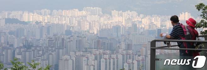 서울 남산에서 바라본 아파트 단지의 모습. © News1 김명섭 기자