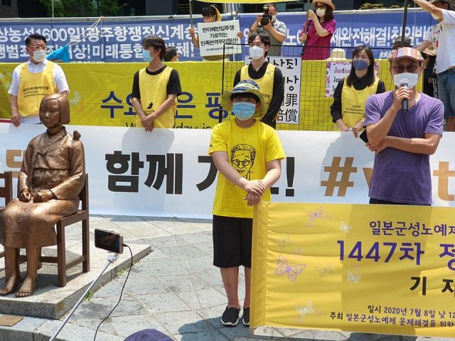 지난해 7월 8일 제1447차 수요시위에 참가해 자원 봉사로 현수막을 들고 있는 초등학생 김민건 군(12).