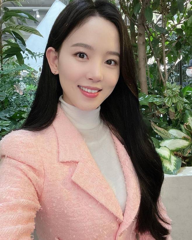Actor Kang Han-Na has launched a campaign to encourage the city of Drama.On July 14, Kang Han-Na posted a picture on his personal Instagram, saying, I am excited. Today is the day I live together.Kang Han-Na in the photo emits pure beauty with big eyes and dimpled pinned smile.The pink jacket doubled the lovely atmosphere.Actor Kim Do-wan left a couple emoticons in hand in the comments to focus fans attention; the two are breathing in the drama simple living.On the other hand, Kang Han-Na plays Yang Hye-sun, who became a human being in former Gumiho in TVN Drama In addition to Acting, he is also active in various fields such as appearing in various entertainments and KBS Cool FM Raise Volume.