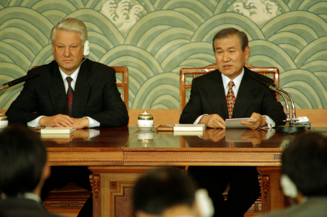 1992년 11월 20일 청와대에서 노태우 대통령과 보리스 옐친 러시아 대통령이 합동기자 회견을 하고 있다./연합뉴스