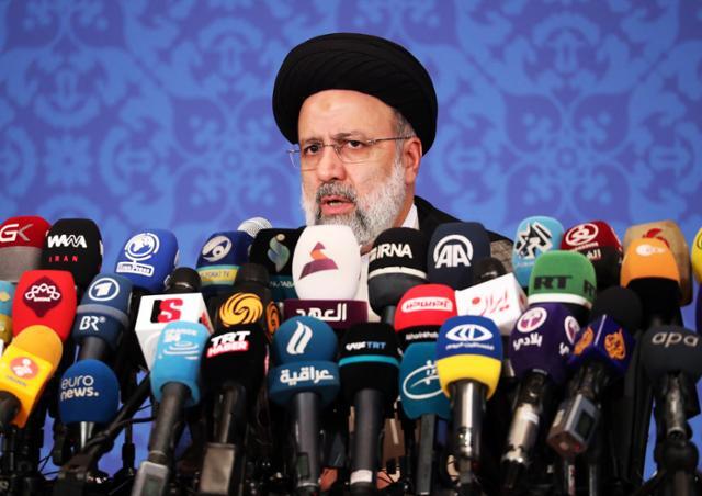 강경파로 분류되는 세예드 에브라힘 라이시 이란 대통령 당선인이 지난달 21일 수도 테헤란에서 대선 승리 후 첫 기자회견을 하고 있다. 테헤란=EPA 연합뉴스