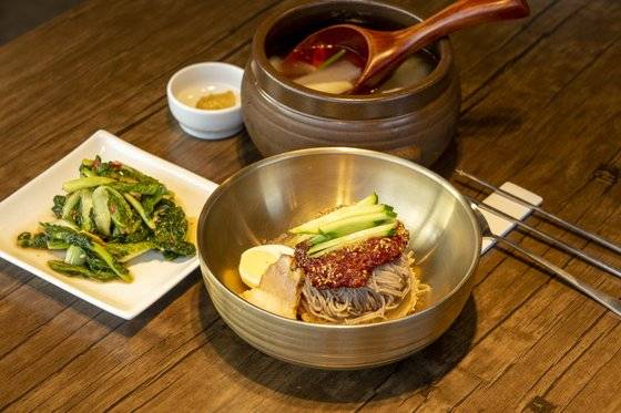 강원도 춘천 신북읍에 자리한 시골막국수는 정용진 신세계 부회장의 단골 맛집이다. 백종현 기자