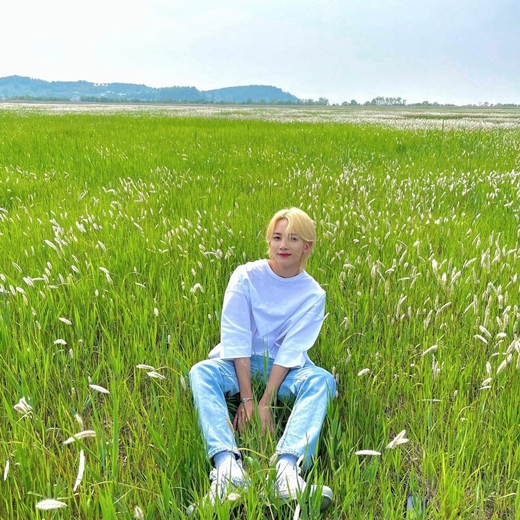 Group Seventeen Yoon Jeonghan opened a personal Instagram.On Friday, Yoon Jeonghan opened a personal Instagram account (Jonghaniyo_n) and posted an article entitled Hi ~ My Joy.The photo, which was released together, shows the image of Yoon Jeonghan posing in the background of clear sky, shining sunshine and blue grass.Yoon Jeonghan showed off her refreshing and fresh charm by wearing jeans on a white T-shirt with a rather large stomach.The figure of Yoon Jeonghan with long blonde hair is like a prince in Fairytale.Yoon Jeonghan wrote on Instagram Bio that Hello, Yoon Jeonghan will come to you occasionally.Meanwhile, Seventeen, which includes Yoon Jeonghan, achieved a quadruple million seller with her mini-8 album our Choice.