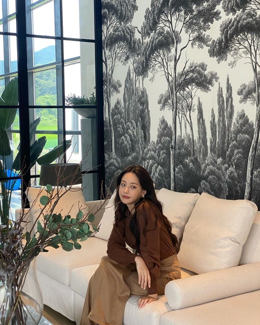 Actor Oh Yeon-seo shows off her early autumn fashionOh Yeon-seo posted two photos on his Instagram on the 15th with an article entitled Its already Autumn.The photo shows Oh Yeon-seo, who sits on a couch and poses with a rugged expression. Even from afar, the colorful features are admirable.The styling that smells like autumn is also noticeable.With a rich long wave hair, Oh Yeon-seo presented a classic mood with a Brown series of tone-on-tone styling (a styling method that colors with a difference of tone within the color).He caught his eye with a combination of long sleeved shirts and wide pants, emitting sophistication.On the other hand, Oh Yeon-seo played the role of Lee Min-kyung in the recently released Kakao TV web drama Crazy X of this area.