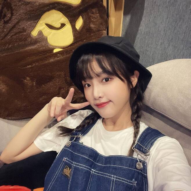IZ*ONE native Choi Ye-na melted fans hearts with adorable LovelyOn the 14th, Choi Ye-na posted several photos on his Instagram with Wink V emoticons.In the photo, Choi Ye-na showed off her cuteness with her fingers and bolcocks with her eyes, and she showed off her lovely girl beauty with her braided hair and suspender pants.Choi Ye-na showed off her wink, stabbing her cheeks, and showed her lovely artisan side.Fans cheered on the beautiful Choi Ye-na with immaculate skin and moist lips with comments such as It is so cute and The earth was shaken by Choi Ye-na.On the other hand, Choi Ye-na has been active in various entertainment programs such as TVING Girls Jury Ban, Idol Query Competition MBC Masked Wang after finishing the IZ*ONE activity in April.