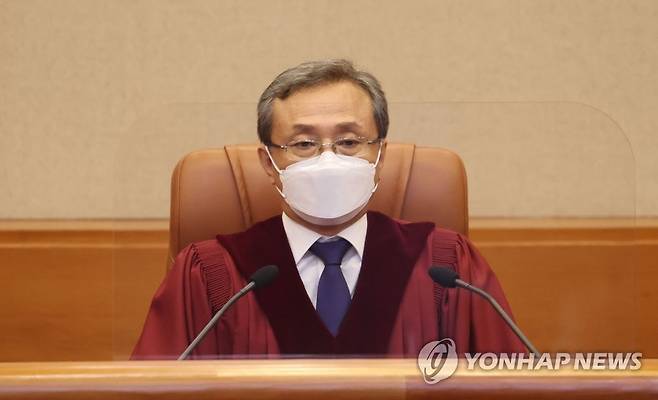 헌재, 세무사법·조세특례제한법 등 헌법소원 선고 (서울=연합뉴스) 김인철 기자 = 유남석 헌법재판소장이 15일 오후 서울 종로구 헌법재판소 대심판정에서 열린 헌법소원 선고에 참석해 자리하고 있다.
이날 헌법재판소는 세무사 자격을 제한한 법 조항과 면세유 수급 자격을 정한 조세특례제한법에 관한 헌법소원 등을 선고한다. 2021.7.15 yatoya@yna.co.kr