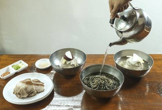 요즘은 물막국수, 비빔막국수뿐 아니라 고소한 향이 일품인 들기름막국수도 많이 먹는다. 경기도 용인 고기리막국수가 들기름막국수의 원조 격이라 할 수 있다. 들기름막국수는 3분의 1쯤 남았을 때 육수를 부어 먹으면 더 맛있다. 김성룡 기자