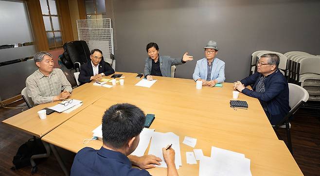 교육민주화동지회 회원 5명이 <시사IN>에 모였다. 왼쪽부터 윤병선, 양운신, 황진도, 이부영, 이주영씨. ⓒ김흥구