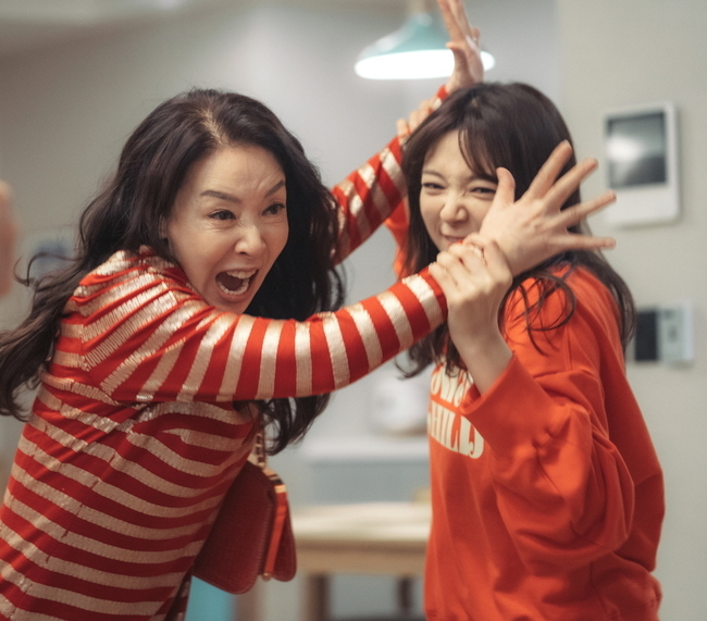 Song Ji-in and Kim Bo-yeon will present the spectacular The Horribly Slow Murderer with the Extremely Action.TV CHOSUN weekend mini series Marriage Writer Divorce Composition 2 (Phoebe, Im Sung-han)/director Yoo Jung-joon, Lee Seung-hoon/Produced Highground, Jidam Media, Green Snake Media/hereinafter Girl Song 2) Amy (Song Ji-in), whose affair was discovered in the last broadcast, I was persuaded to stop the divorce right away for the happy ending and headed to the house of Safiyoung (Park Joo-mi).And Kim Dong-mi (Kim Bo-yeon), who lost his temper in Amys appearance, gave Amy a heart-wrenching tension by holding Amys hair, spraying Yangju on her face, and rushing with a bottle of Yangju at the end.In this regard, Song Ji-in and Kim Bo-yeons Body Fight were captured.This scene was surprised by the trailer that was aired immediately after the 10th broadcast, and it caused the audience to respond.Amy in an orange T-shirt and Kim dong-mi in an orange striped dress showcases The Horribly Slow Murderer with the Extremely Action, which is not a recognition, unlike a team-like costume.Amy punched in a perfect guard position, and Kim Dong-mi grabbed his head at a lightning speed and formed a big mess.It is noteworthy how the relationship between the two people who set the day in earnest will flow and how this scene will have an intense impact.In addition, Song Ji-in and Kim Bo-yeons Furius One-Two Punch scene was filmed in mid-May.Song Ji-in has been trying to learn boxing for three months for this scene, and Kim Bo-yeon has also shone his body.Song Ji-in and Kim Bo-yeon, who were in love with Amy and Kim Dong-mi, respectively, rushed toward each other with all their strength and gave various kicks and punches with various ideas to make a laughing sea.This scene, which was all over the monitor, raised expectations by revealing that the staff members gathered their mouths and that the stress was blown.