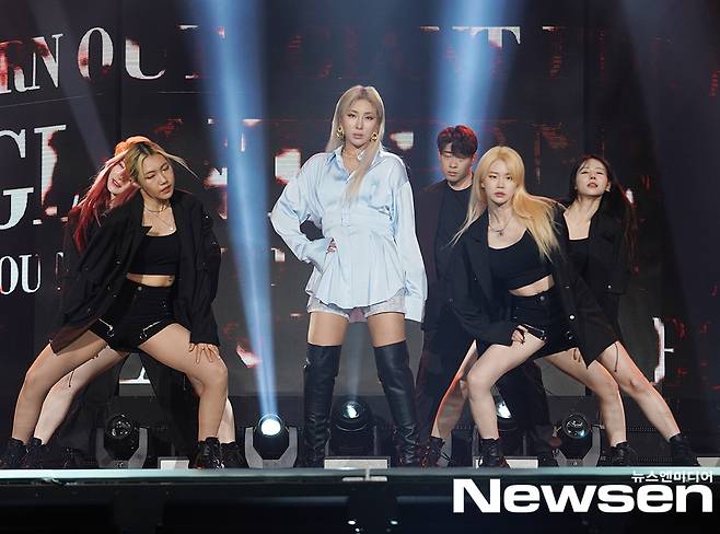 Giant Pink is showing off a wonderful stage on the afternoon of July 17th at 2021 Together K-POP Concert.Photos offered: Korea Management Association