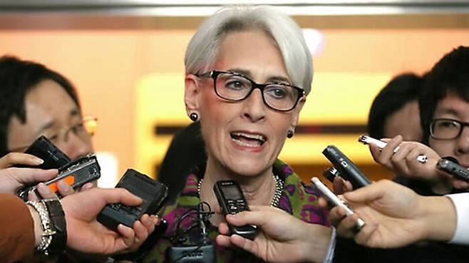 지난 2015년 1월 29일 웬디 셔먼 미 국무부 정무 차관이 서울 도렴동 외교부 청사를 방문해 윤병세 외교부 장관을 예방한 후 취재진과 만나 질문에 답하는 모습.