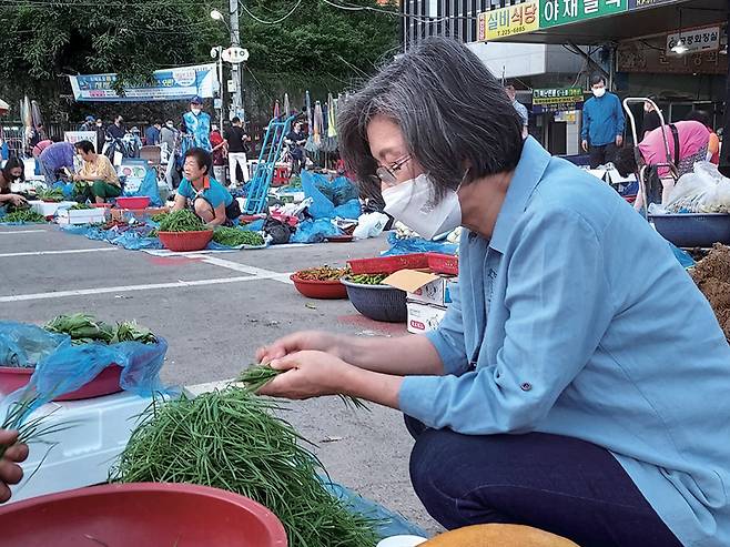 김숙희씨가 7월14일 광주 남광주시장에서 상인들의 일을 돕고 있다.ⓒ정성환 호남본부 기자