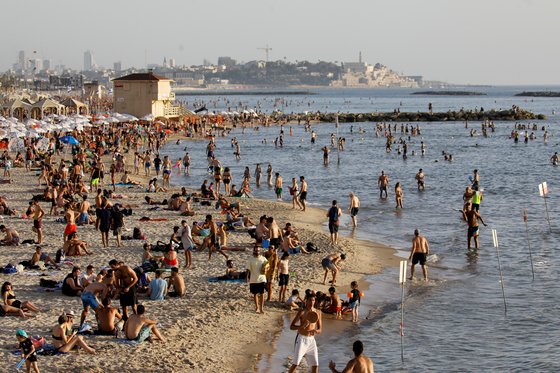 해변에서 즐기는 이스라엘 시민들. [로이터=연합뉴스]