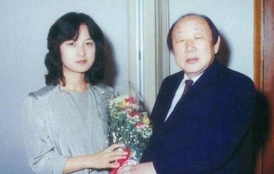 1982년 사법시험에 합격한 추미애 전 장관에게 축하 꽃다발을 건네는 고 김연준 한양대 이사장. 추 전 장관은 건국 이후 16번째 여성 합격자였다. 추미애 캠프