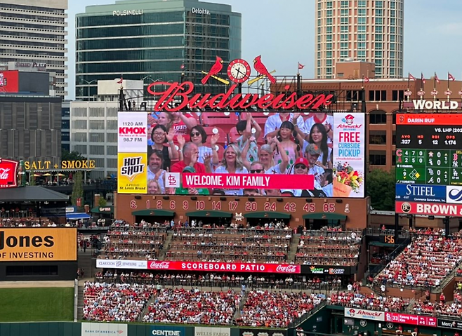 ▲ 김광현의 가족이 처음 부시스타디움을 방문했다. ⓒ 제프 존스 기자 SNS