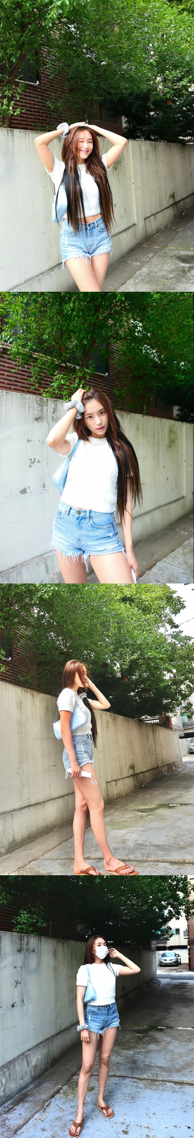 Singer and actor Purple from group Sistar showed off her legs.Purple posted several photos on her Instagram page on Wednesday, showing Purple matching a 100,000 won white crop shirt and short pants with a 50,000 won light blue beegun bag.The long straight hair that touches the buttocks is released to create a clean and refreshing atmosphere. Purple, who has stylishly digested basic items with a slim body, catches the eye.Purple appeared in the web drama Deep Cafe Season 2: Hip-Up Up.