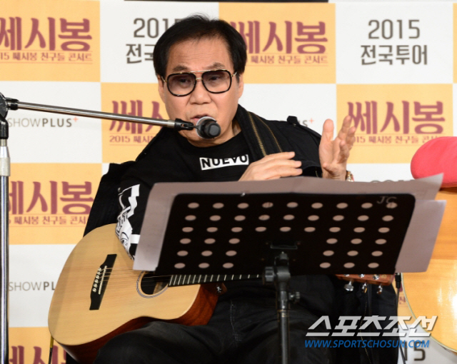 Singer Cho Young-nam, who was controversial about the character masterpiece controversy, has revealed his recent situation.There are many mistakes that have been made in cubically, Cho Young-nam said on CBS radios Cold Fight broadcast on the 16th. (Park Chung-hee)The biggest mistake was that I will refund if I think my picture is not right.He said: I shouldnt have told you that, I didnt want to ask for a painting Refund, but I was asked to do it.It was 50 won when selling a 100 won painting, but when I refunded it, I did it in double.If you said you would do a Refund according to the results of the trial, it will be warm now. Cho Young-nam revealed he is still painting the assistant Gu Long.He added, If there is a gallery that wants to display my paintings, I will write an assistant, I will give Jo Su-bi, or I will give half of the sales of my paintings.Earlier, Cho Young-nam was charged with offering only ideas, making the masterpiece draw a picture, and then selling the painting by adding an overlay and signature.The first trial court ruled that Cho Yeong-nams crime was not light and caused confusion in the domestic art market, and that he was sentenced to 10 months in prison and two years in probation.However, the second trial court said that the work based on the painting is a unique idea of ​​Cho Young-nam, and it is widely known that the use of assistants in art history is not obligatory to notify it.Eventually, the case was handed over to the Supreme Court of South Korea, and the Supreme Court of South Korea accepted the second sentence and confirmed the final innocence.In the final statement of the appeal, DJ mentioned that Cho Young-nam cried, I have been playing with the anger for too long when I played with the anger from the past. Cho Young-nam said, It is the most shameful scene in life.I think that the sadness of not being recognized for artistic activities has been supported. 
