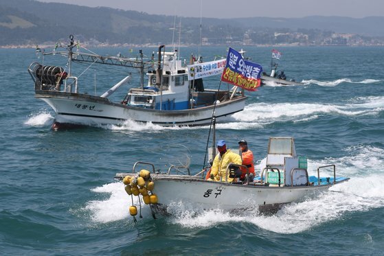 지난 5월 19일 오후 울산 앞바다에서 어업인들이 배를 타고 일본 정부의 후쿠시마 원전 오염수 방류를 규탄하는 해상 시위를 하고 있다. 연합뉴스